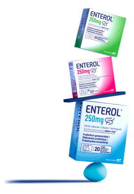 Doosjes uit het Enterol-assortiment, balancerend op een bal