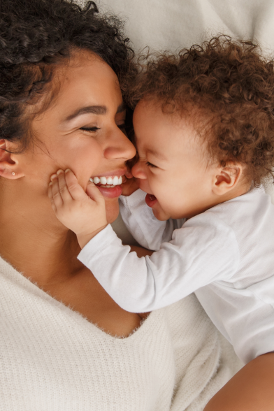 Teder moment tussen moeder en baby dat bescherming en intestinale gezondheid symboliseert