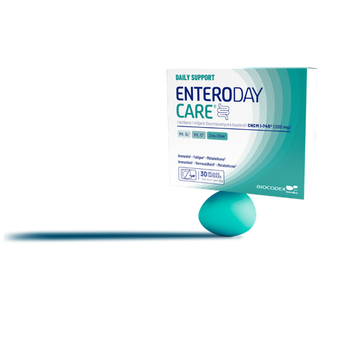 Doosje van het voedingssupplement Enteroday Care, balancerend op een bal