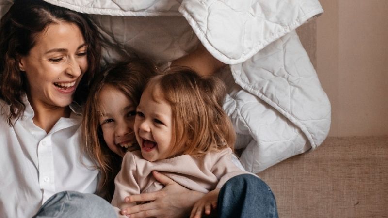 Moment de complicit&eacute; en famille repr&eacute;sentant une bonne sant&eacute; digestive pour petits et grands