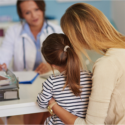 M&egrave;re et enfant en consultation m&eacute;dicale illustrant la prise en charge de la sant&eacute; intestinale