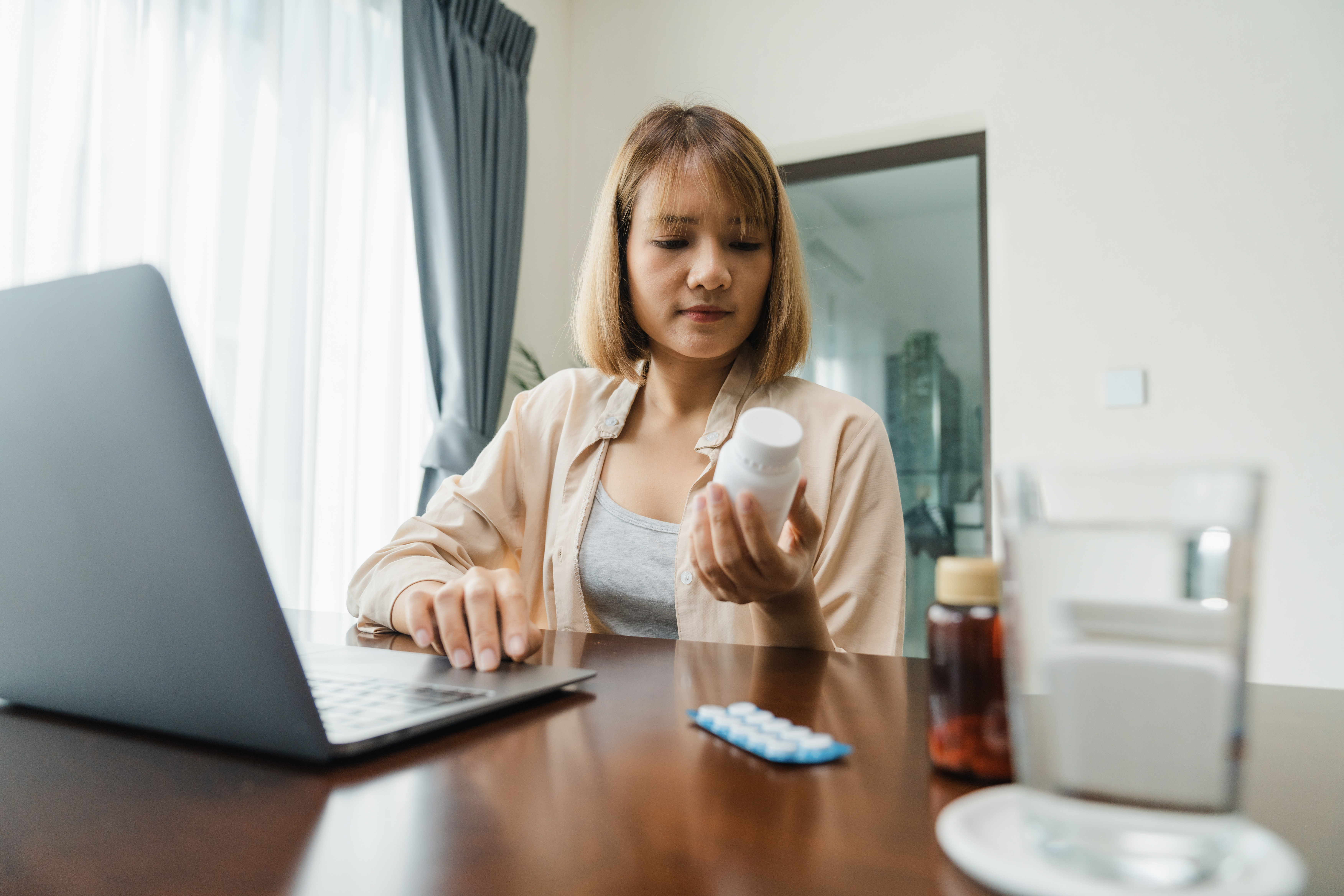 Femme lisant les effets d'un antibiotique