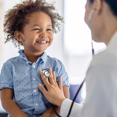 Kind op consultatie voor intestinale gezondheid