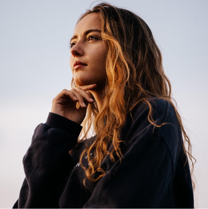 Denkende vrouw die een preventieve aanpak voor een goede intestinale gezondheid symboliseert