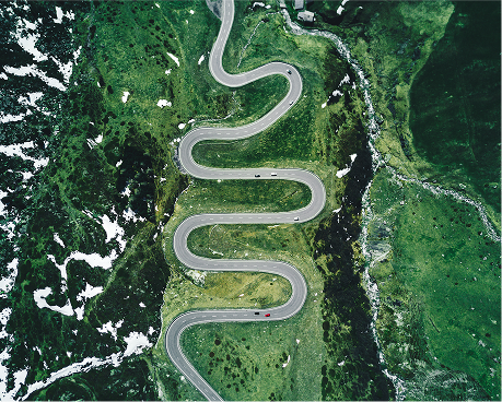 Luchtbeeld van een bochtige weg als symbool voor de werking en balans van de darmflora